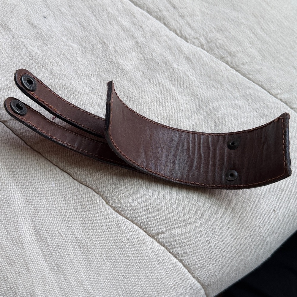 ⭐️ Elegant ⭐️ Cranberry Color Leather Cuff Bracelet - Picture 6 of 8
